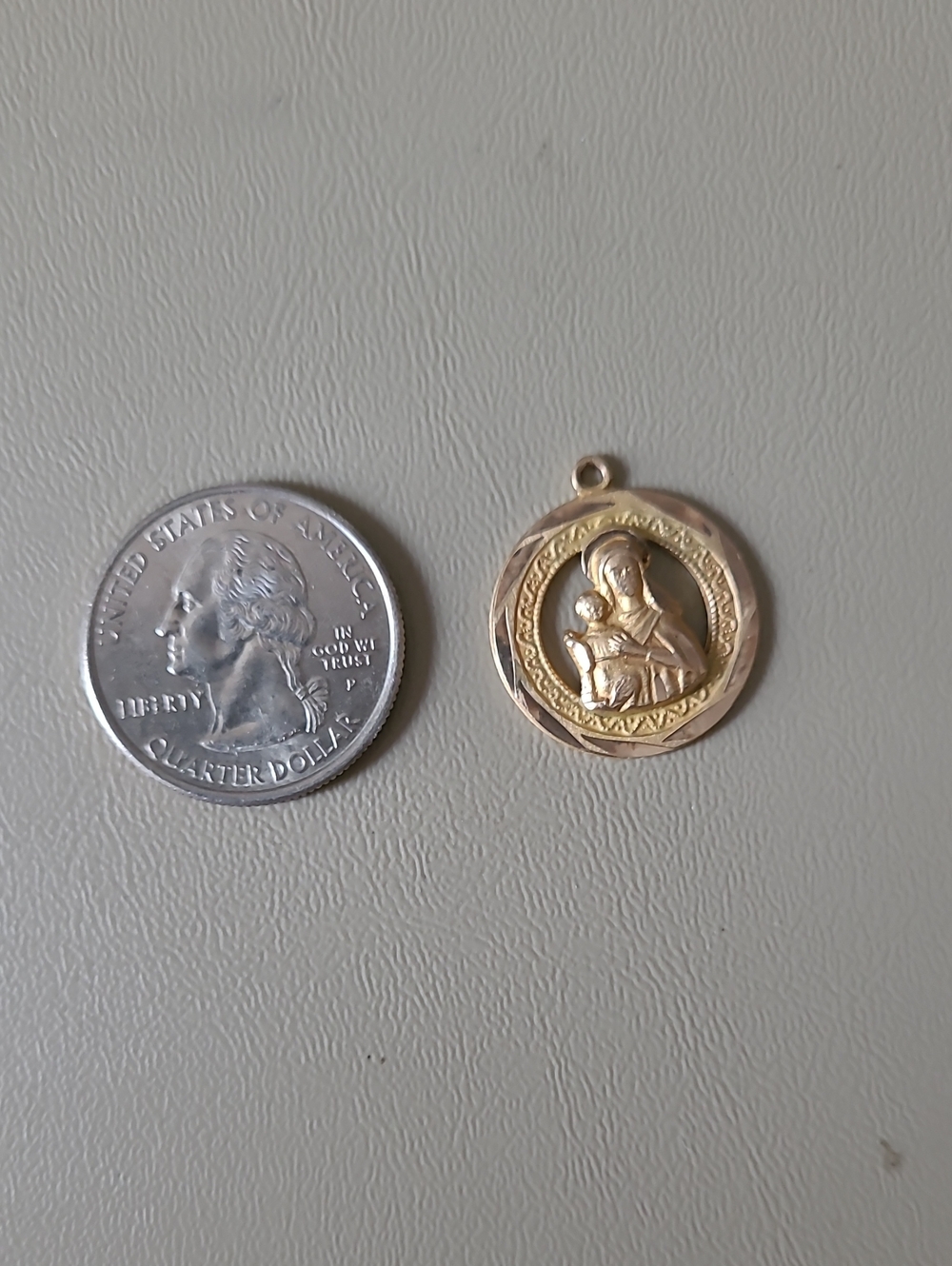 Chapel- Madonna and Child religious 10K Gold Chapel pendant. - Picture 4 of 4